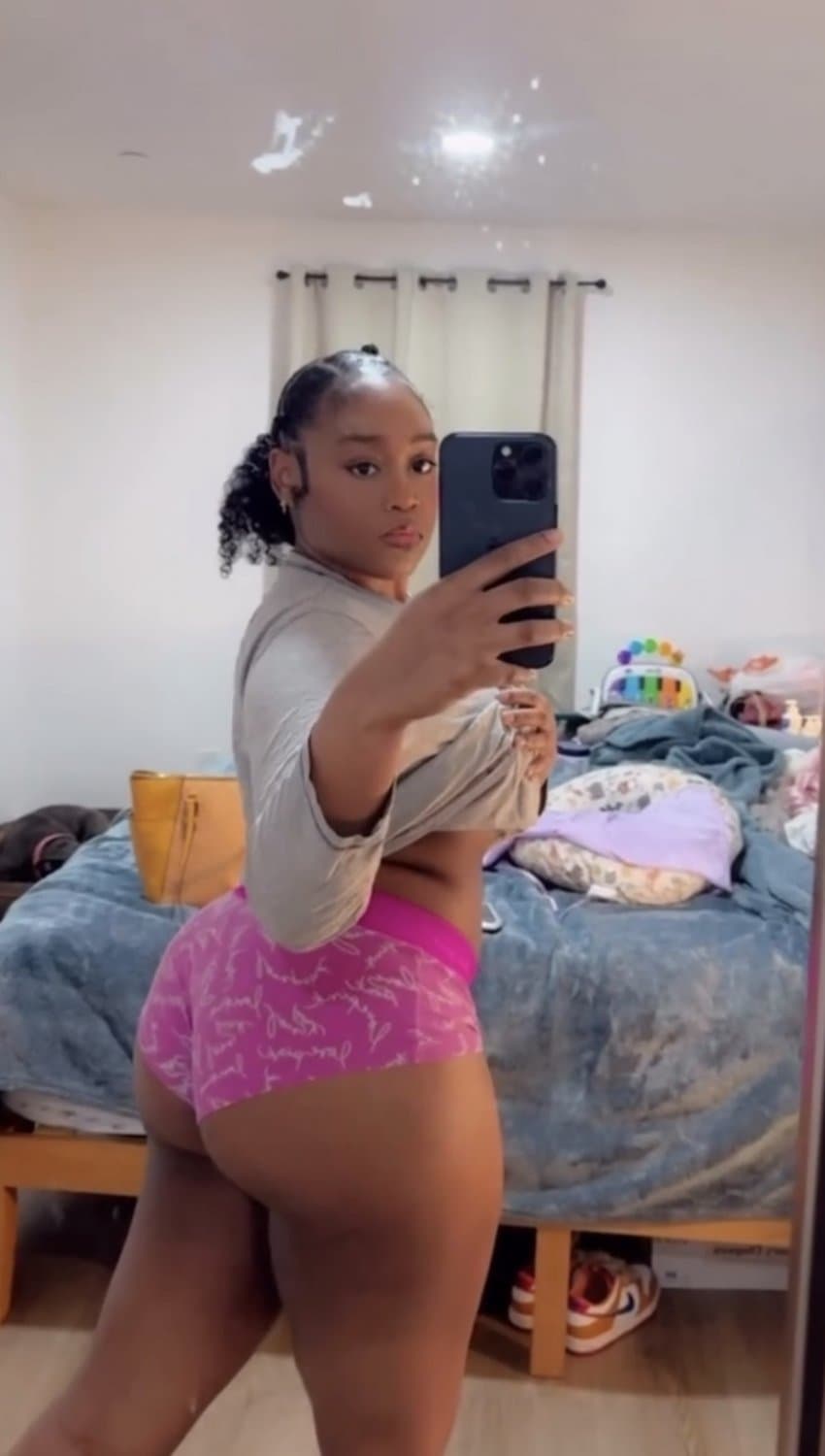 Big booty black chocolate baddie from LA shaking that monkey