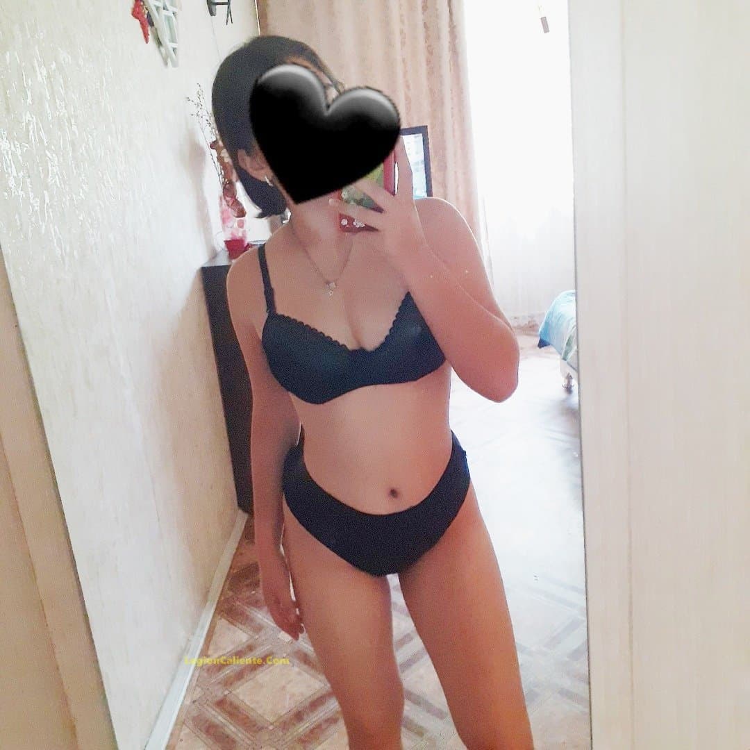 Putit4 Milán mostrando su tetitas chep4 lindo cul0 zorrit4 cam.