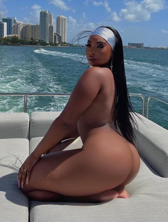 Click to view full size Ebony Chocolate baddie has the perfect body