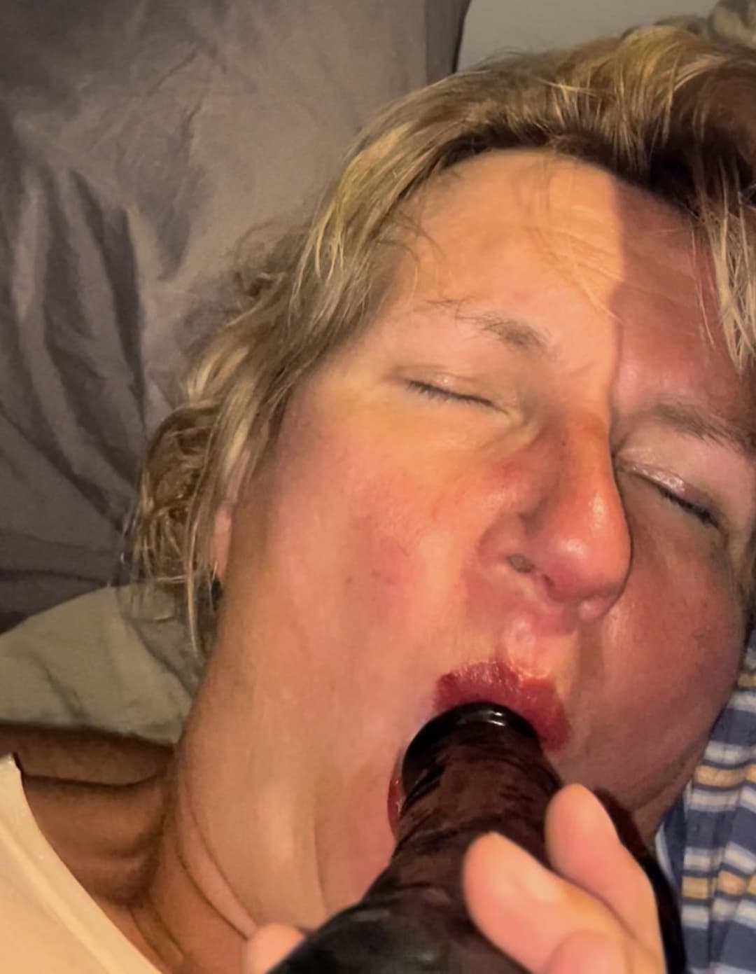 Sexy Dutch MILF Anna dildoing