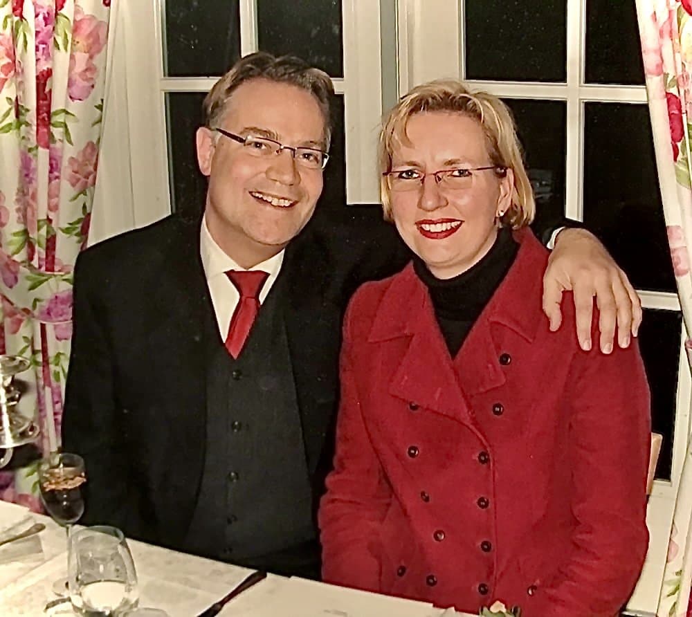 Dutch married slut dildoing & cumming