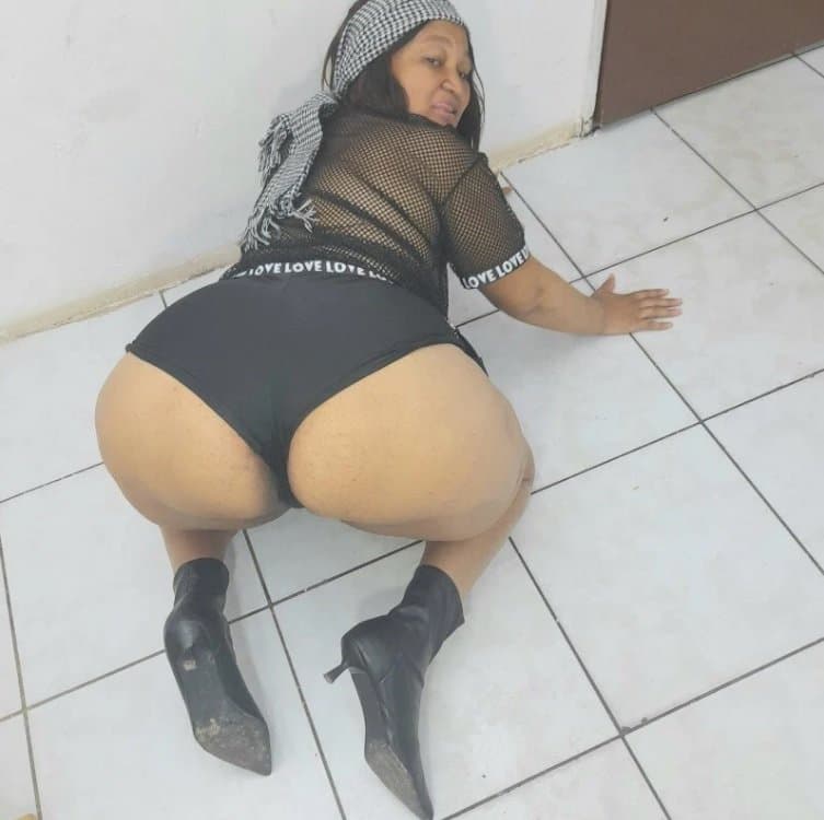 Bonne africaine XHotJuicyBootyXX au cul bien rond sur xHamsterLive