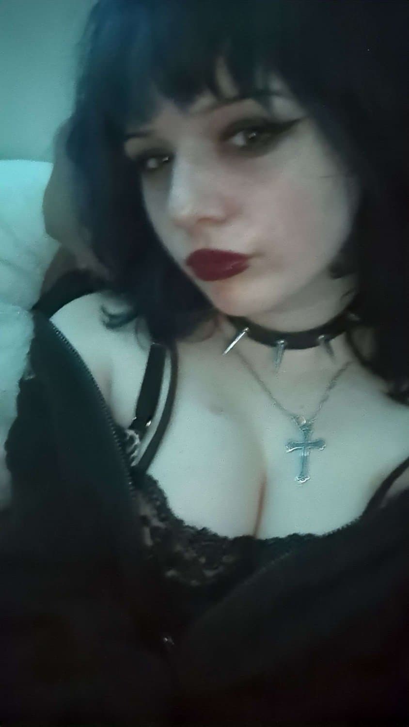 Sexy goth egirl from Discord p1