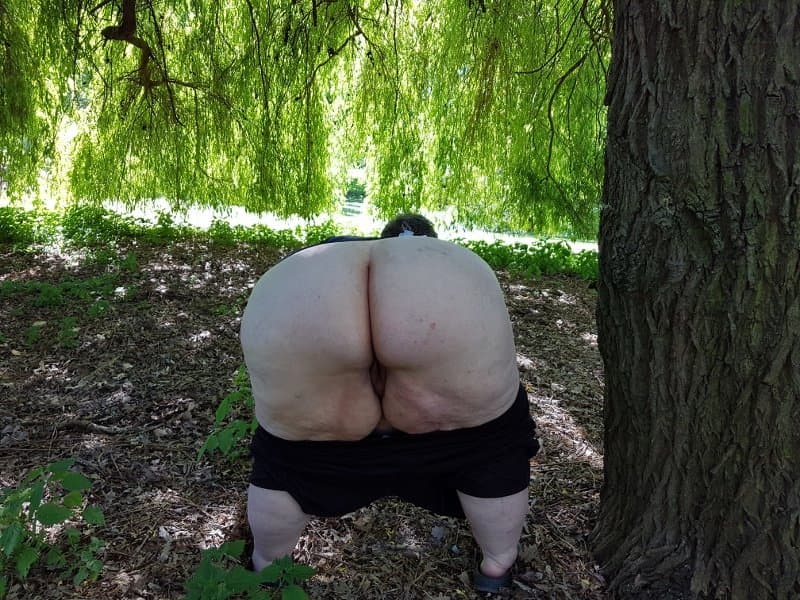 Fatty SSBBW flashes ass and belly in public park