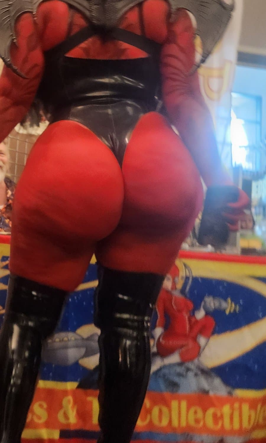 Thick horror convention whore (not oc)