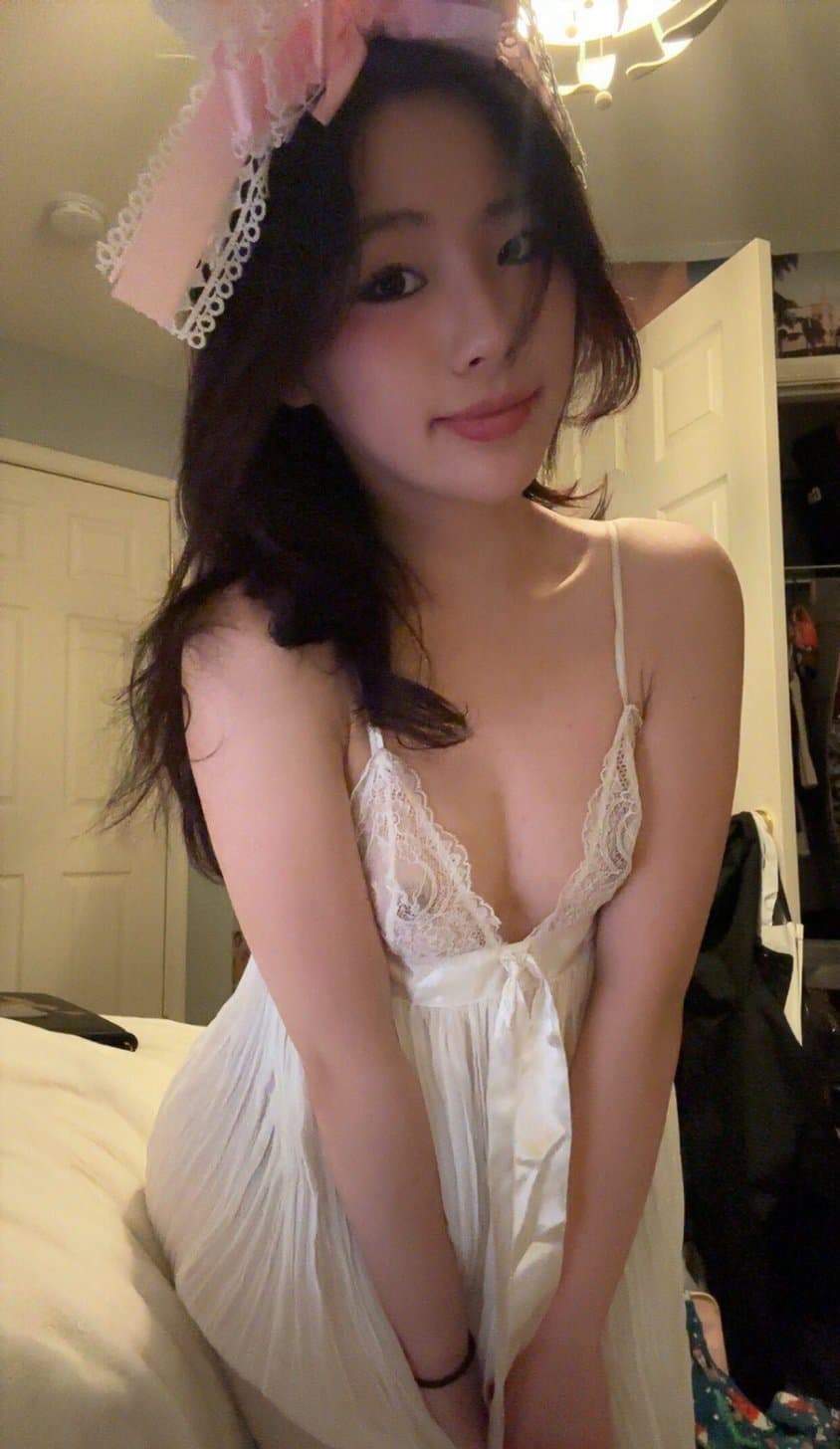 Squirting Asian ABG Fucks Herself with Massive Dildo - Asian Amateur Solo Masterbation Squirt