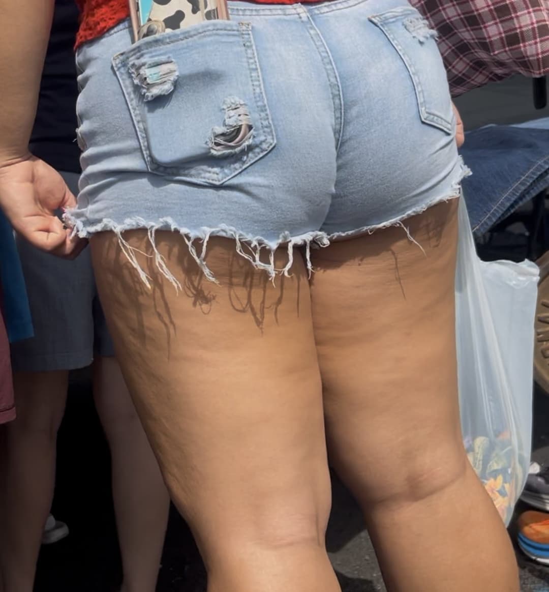 Thick Asian babe tight huge cameltoe. Pussy lips bussin in those shorts . So sexy