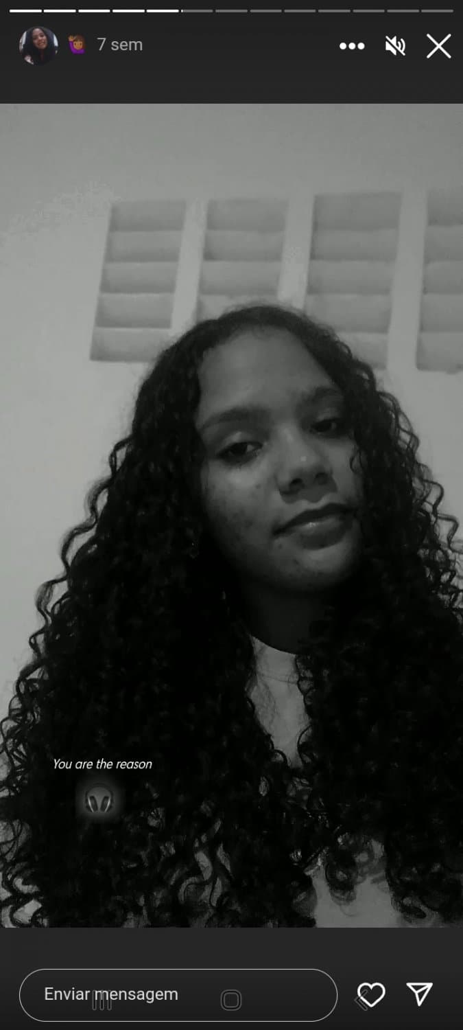 Se eu disser que essa morena tira muito leite vcs acreditam?