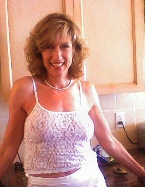 Gorgeous GILF Mary shows off her banging body