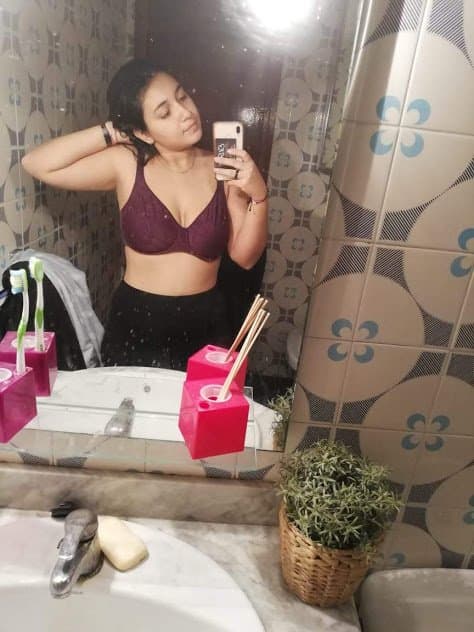 Colombiana tetona riquísima se graba masturbándose