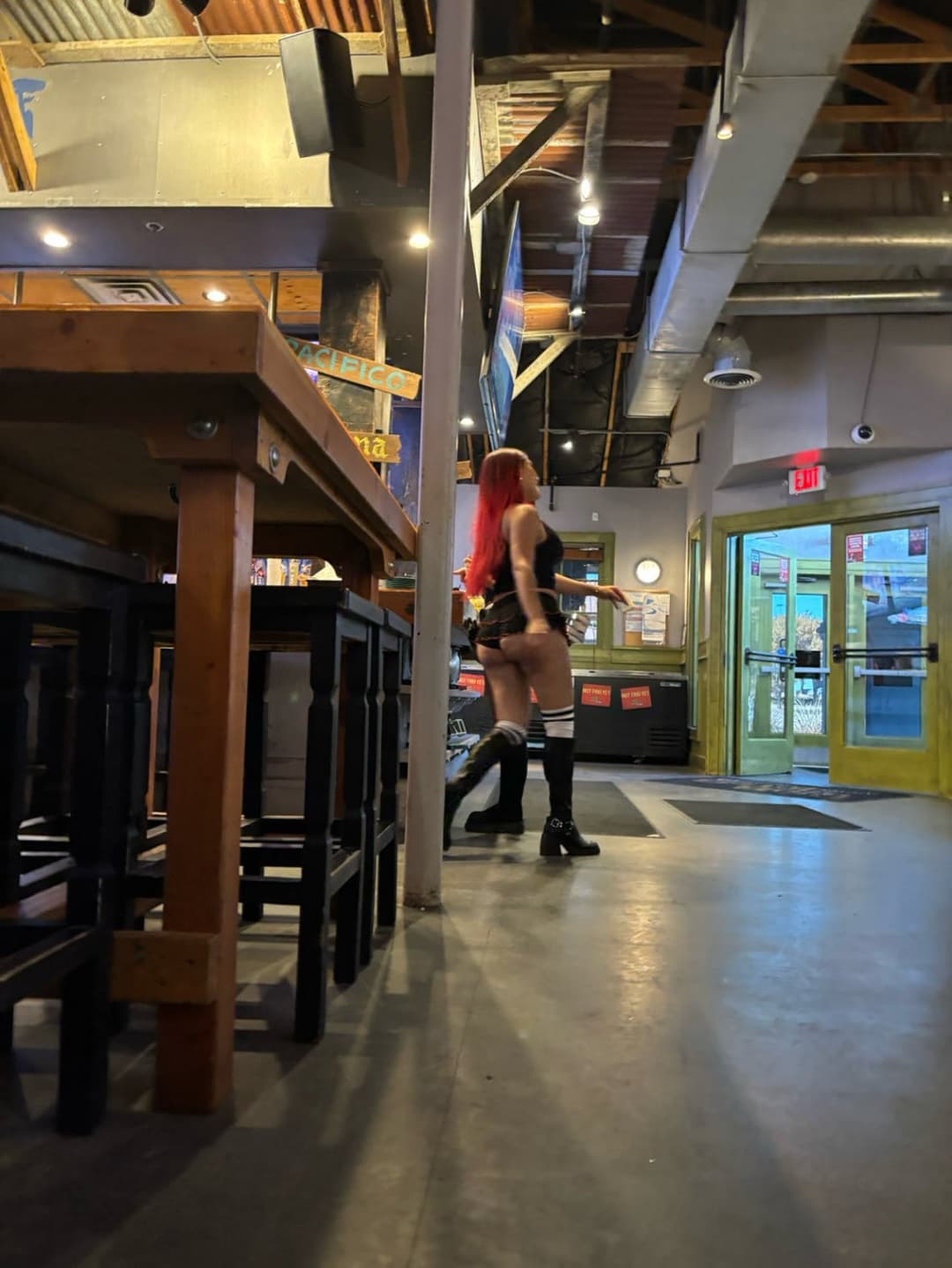 I wanted to grab on dis hoes ass so bad??