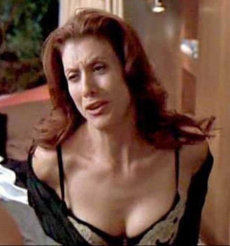 Kate Walsh is One Beautiful Milf with a Banging Body & Hot Ass That Makes For A Great CumTarget ??