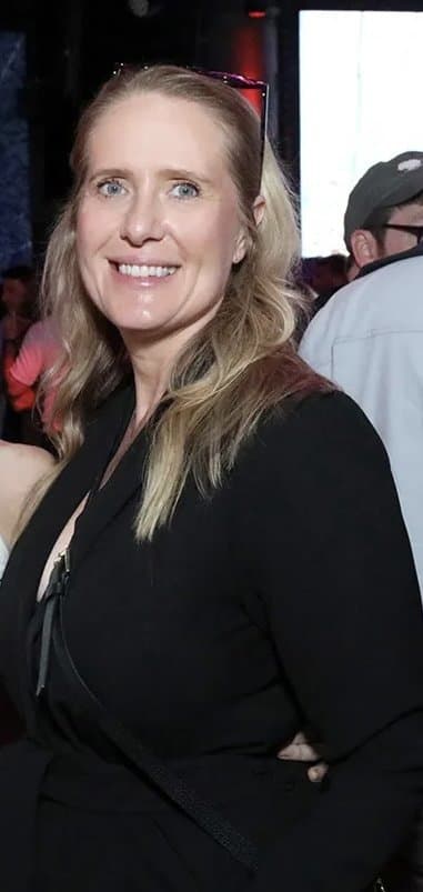 Biotech researcher drew a crowd when she reluctantly flashed her massive titties in public on camera