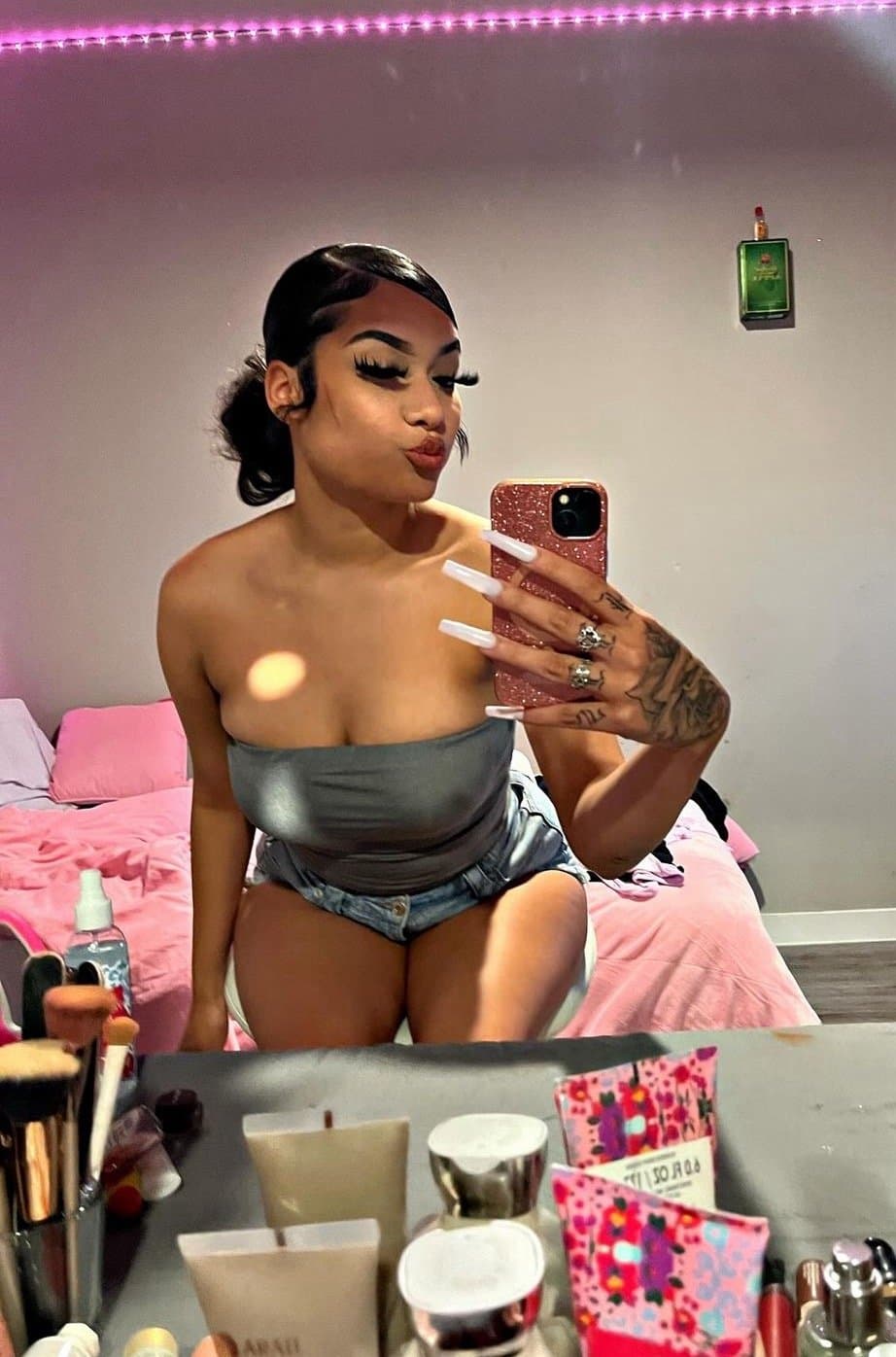 Lmk on her videos shaking ass/spreading holes