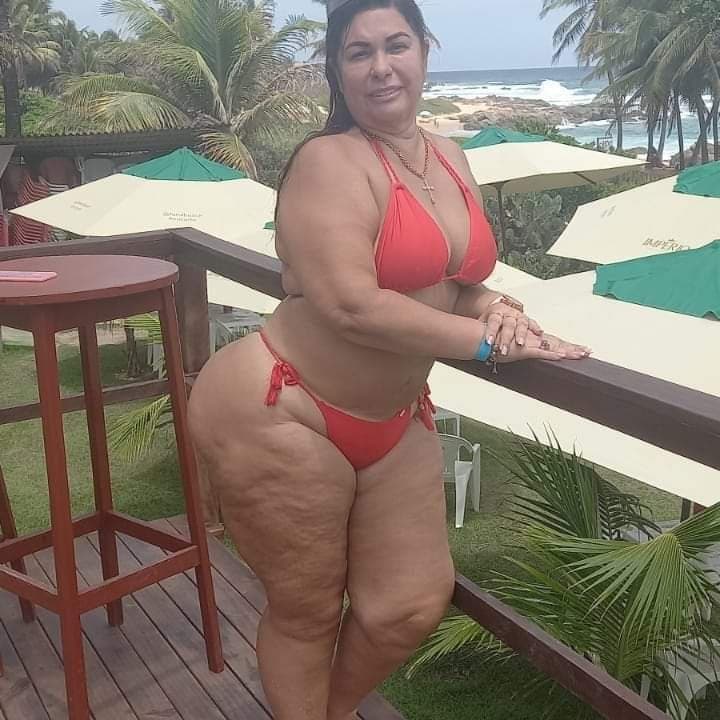 Vi essa coroa rabuda e gamei, adoro assim rabuda e carnuda. Gozei forte pra essa rabuda.