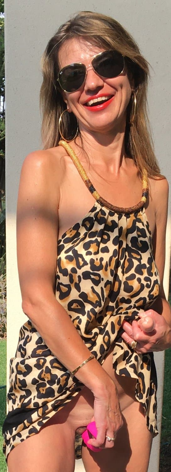 Laura, mature, hairy, from France loves panther dress and sextoys