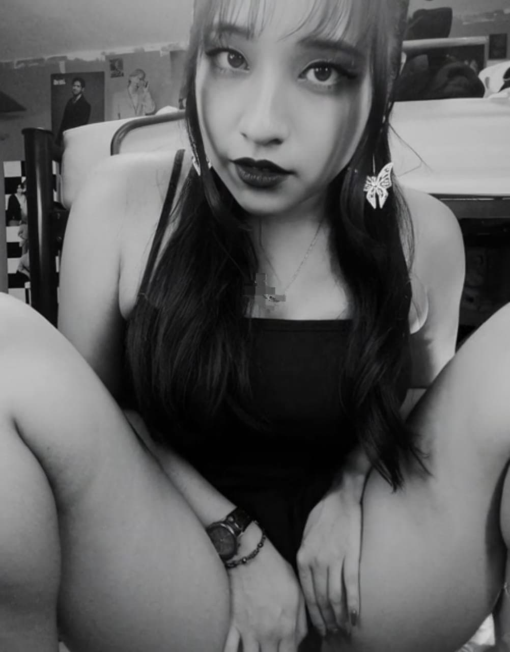 Asiática scort mexicana orinando mientras de masturba en su habitación ?