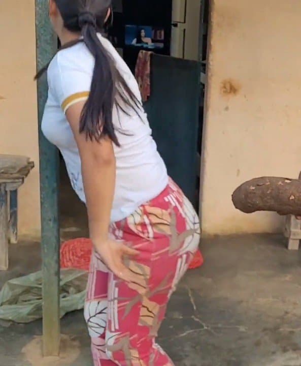 Morena fica de quatro e manda a sogra enfiar a mandioca até o talo no seu cuzinho