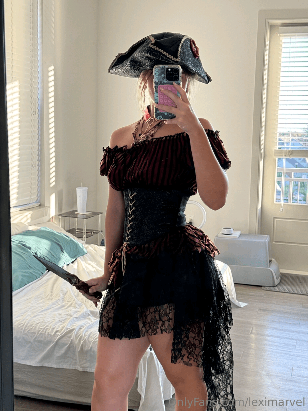 Lexixi te muestra y menea su culote xl