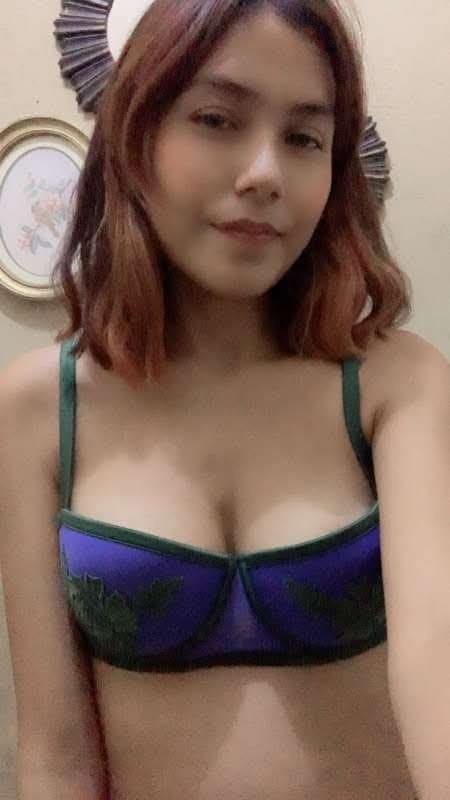 La flaquita y putita de Lesli Michel ? le encanta enseñar sus ricas tetas ?