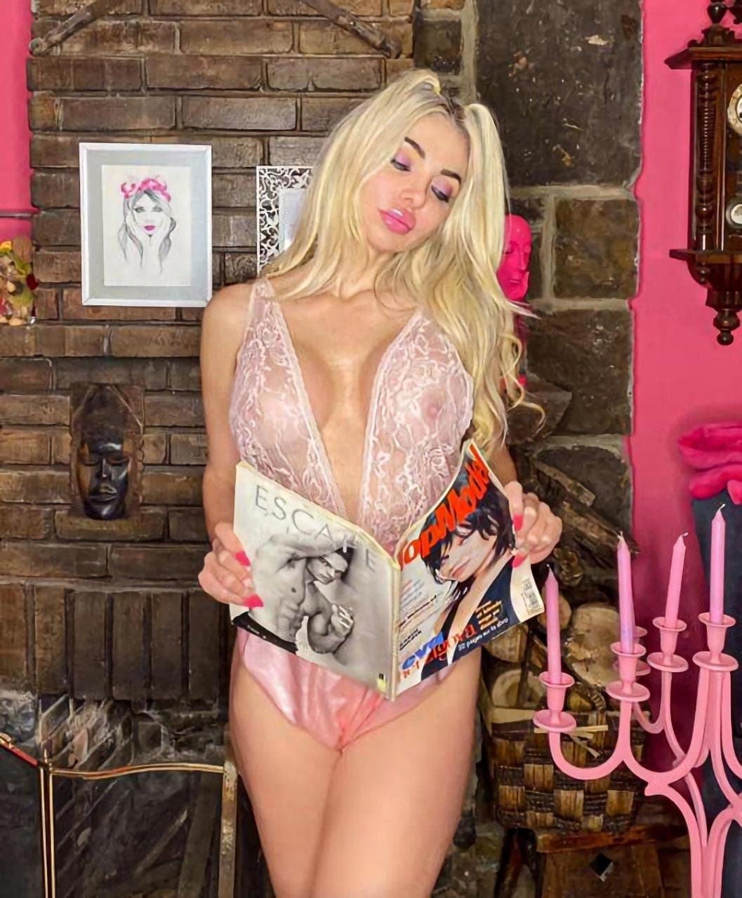 Click to view full size Mature Arab slut milf begs for a huge dick and face slapping