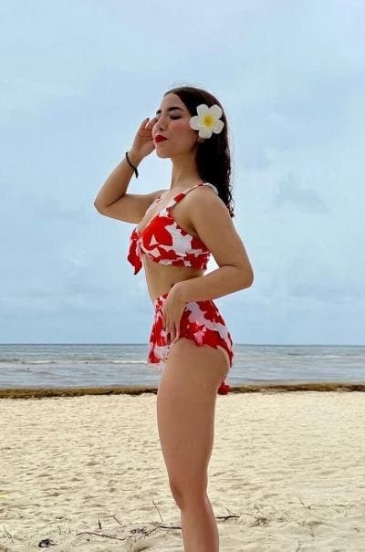 Más de ella casi 20 años.