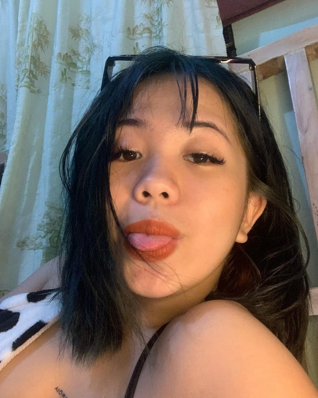 Pinay slut likes to show off her body on social media