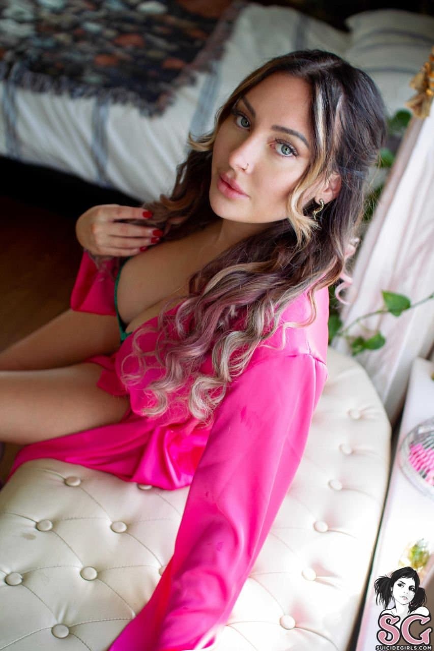 Suicidegirls-Fallingforautumn-Ange on the edge