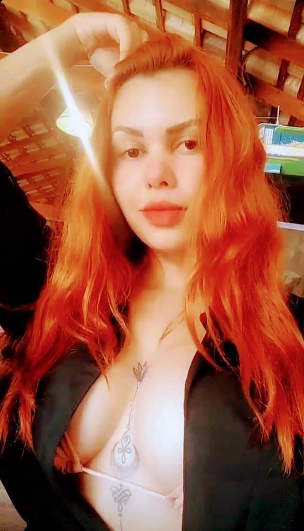 Corno mandou mais da ruiva putinha, vai enviar mais se gostarem.