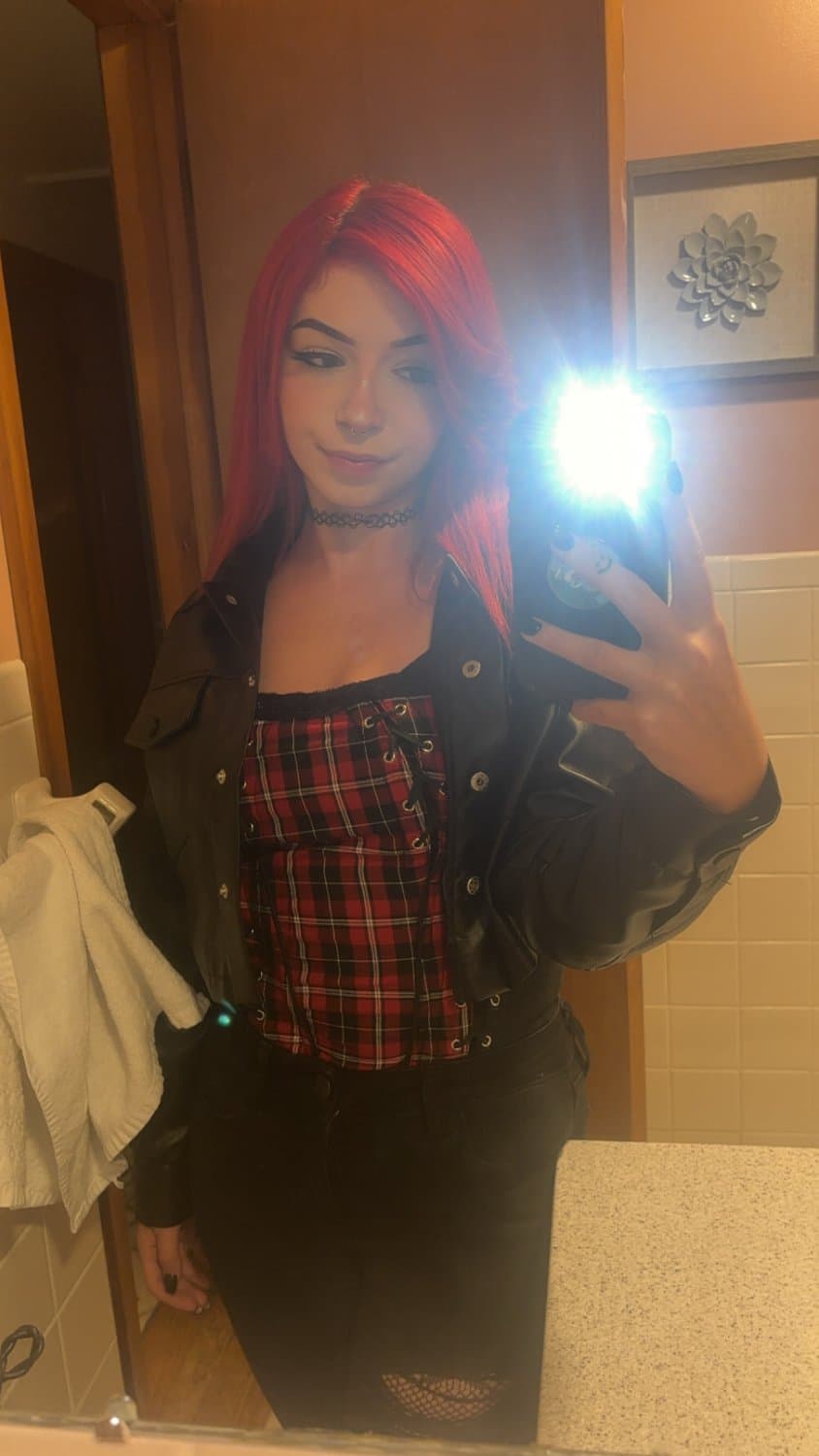 Watch how this alt / emo girl sucks a small cock pretending to be satisfied