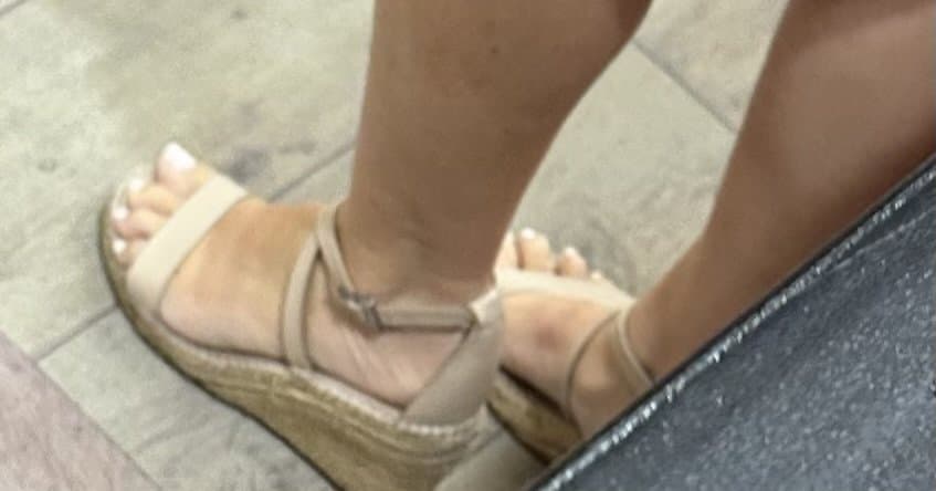 Random HotMoms & Milfs who are Fuckable & there Feet