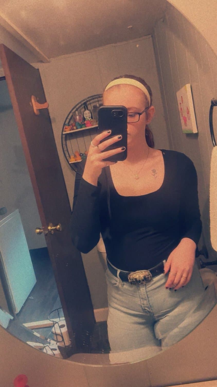 One pic and this fast food worker was ready to fuck in my car