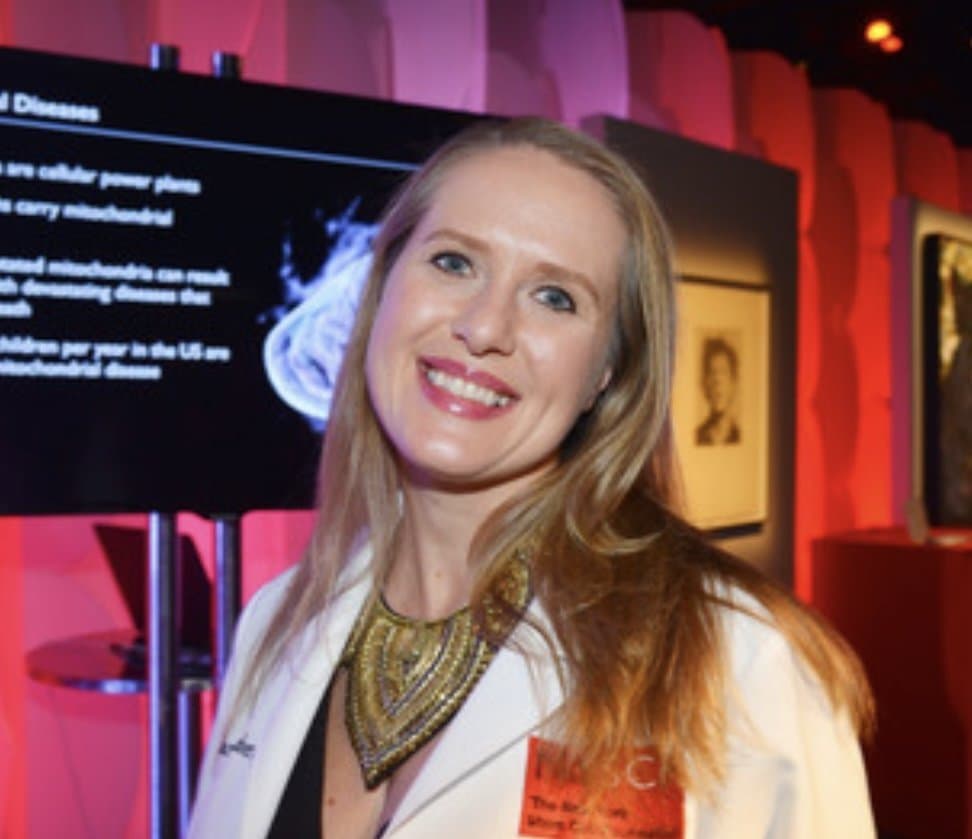 Biotech researcher drew a crowd when she reluctantly flashed her massive titties in public on camera