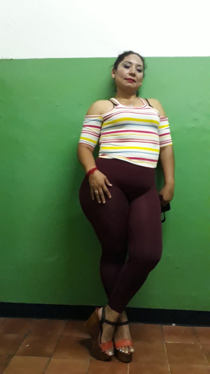 JOVITA SARABIA PASEANDOSE CON SU ENORME CULO EN LICRAS EN SU TRABAJO UNA GRAN PUTA DE LA MERCED