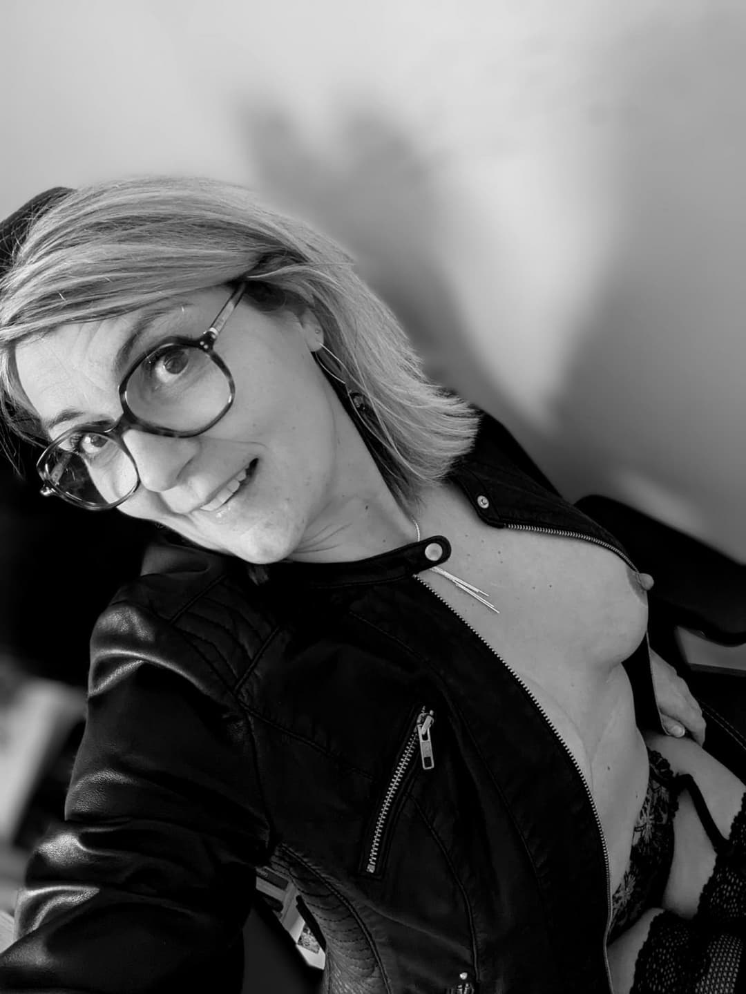 Secretaire salope se masturbe au bureau (France)