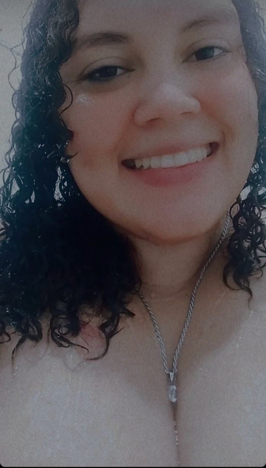 Click to view full size Novinha peituda e rabuda