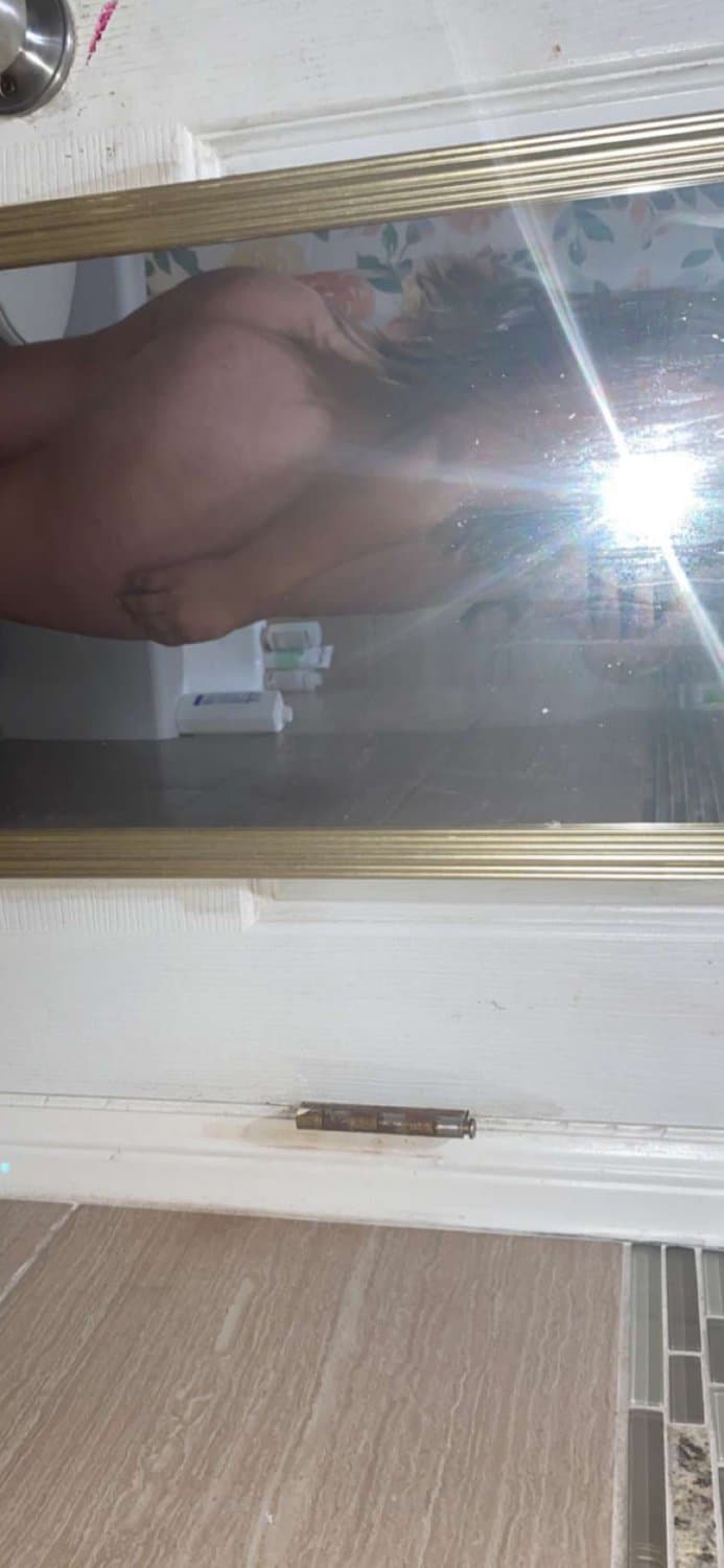 big booty mommy shaking her butt