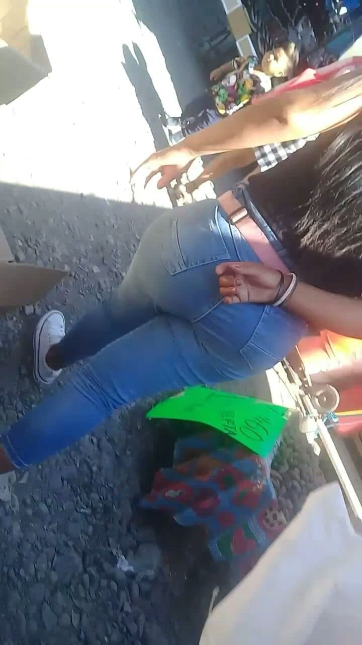 Taquera del estado de puebla repartiendo en la calle ?