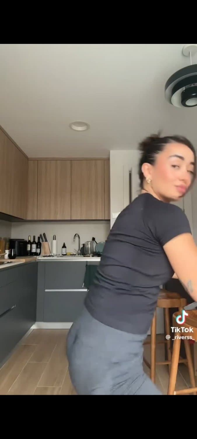 La guarra de marina rivers bailando