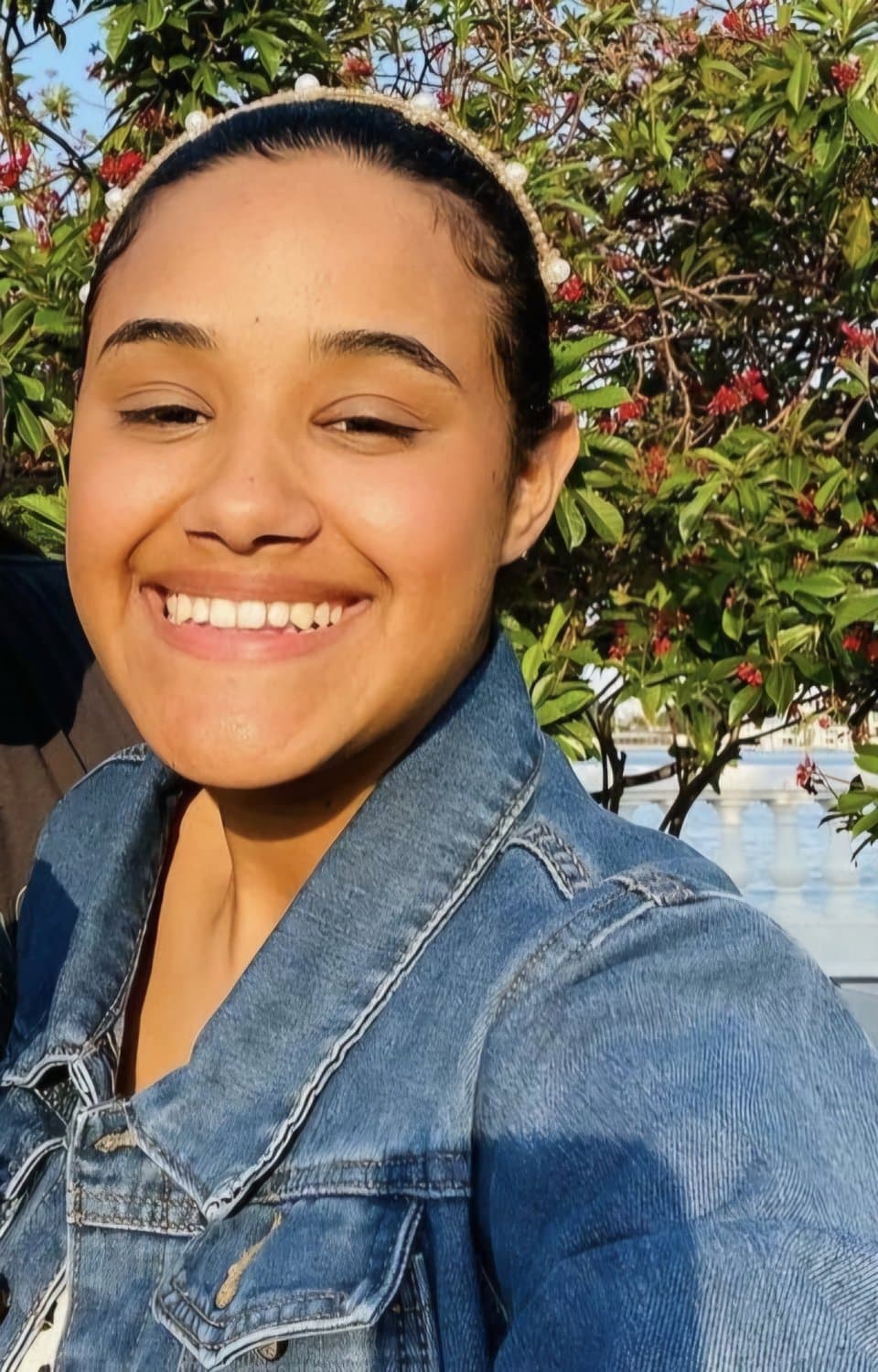 Puerto Rican teen slut Alisha jerks off stranger