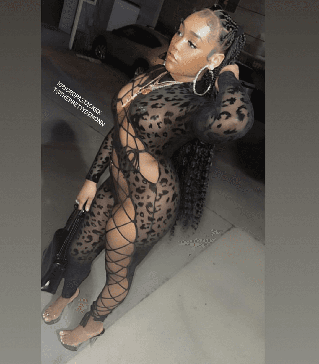 Big booty black chocolate baddie from LA shaking that monkey