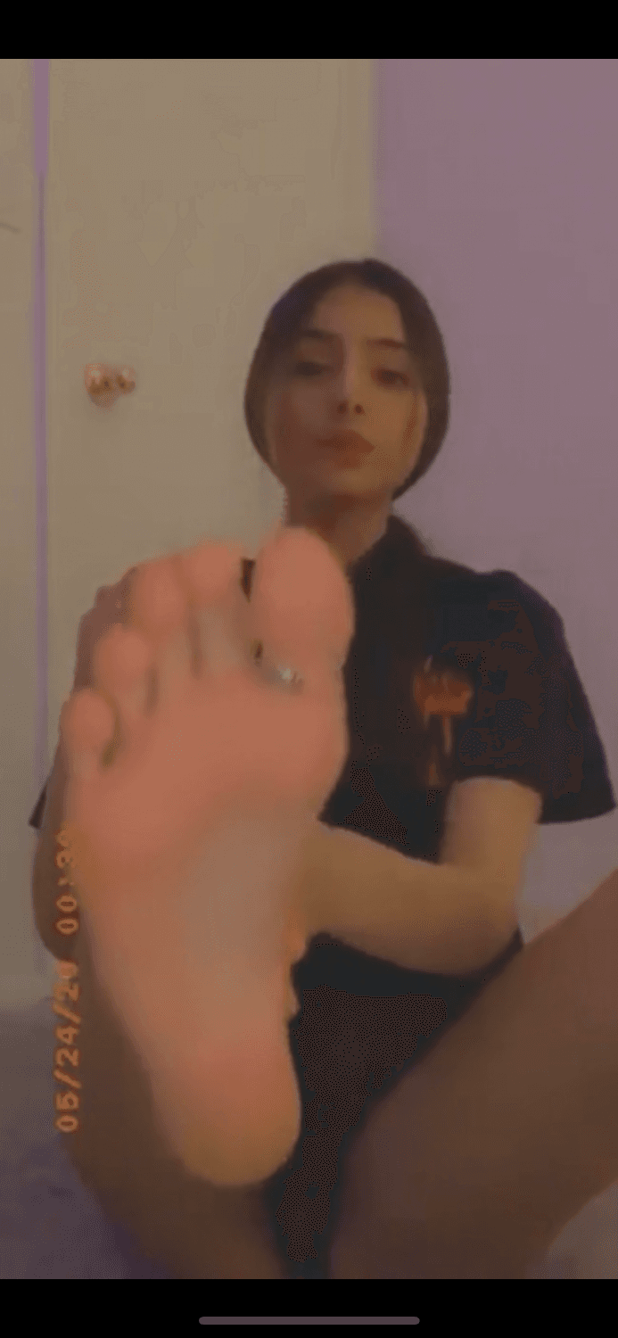 Amateur teen Alma Guzman self worship, toe suck and feet tease