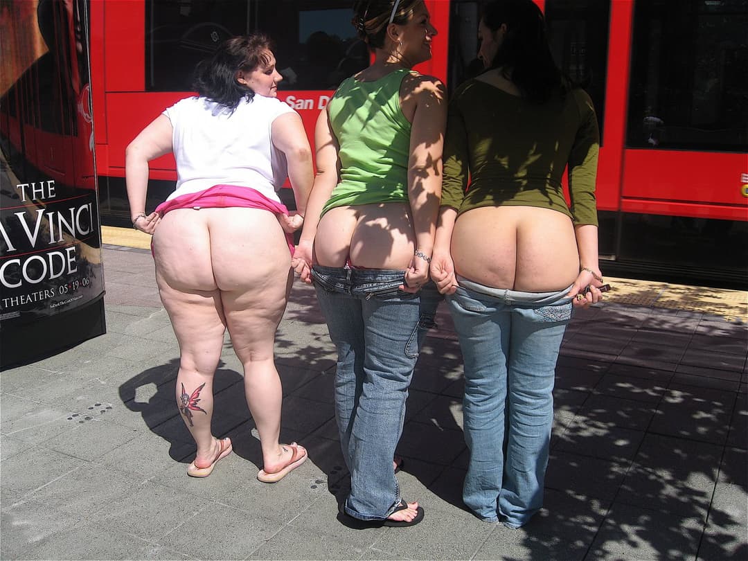 Friends group mooning around San Diego