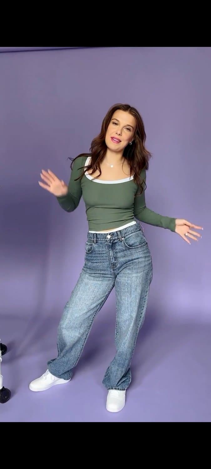 Click to view full size Deu até para ver os peitinhos mucho dela que tesão tão aproveitando no máximo seu corpo