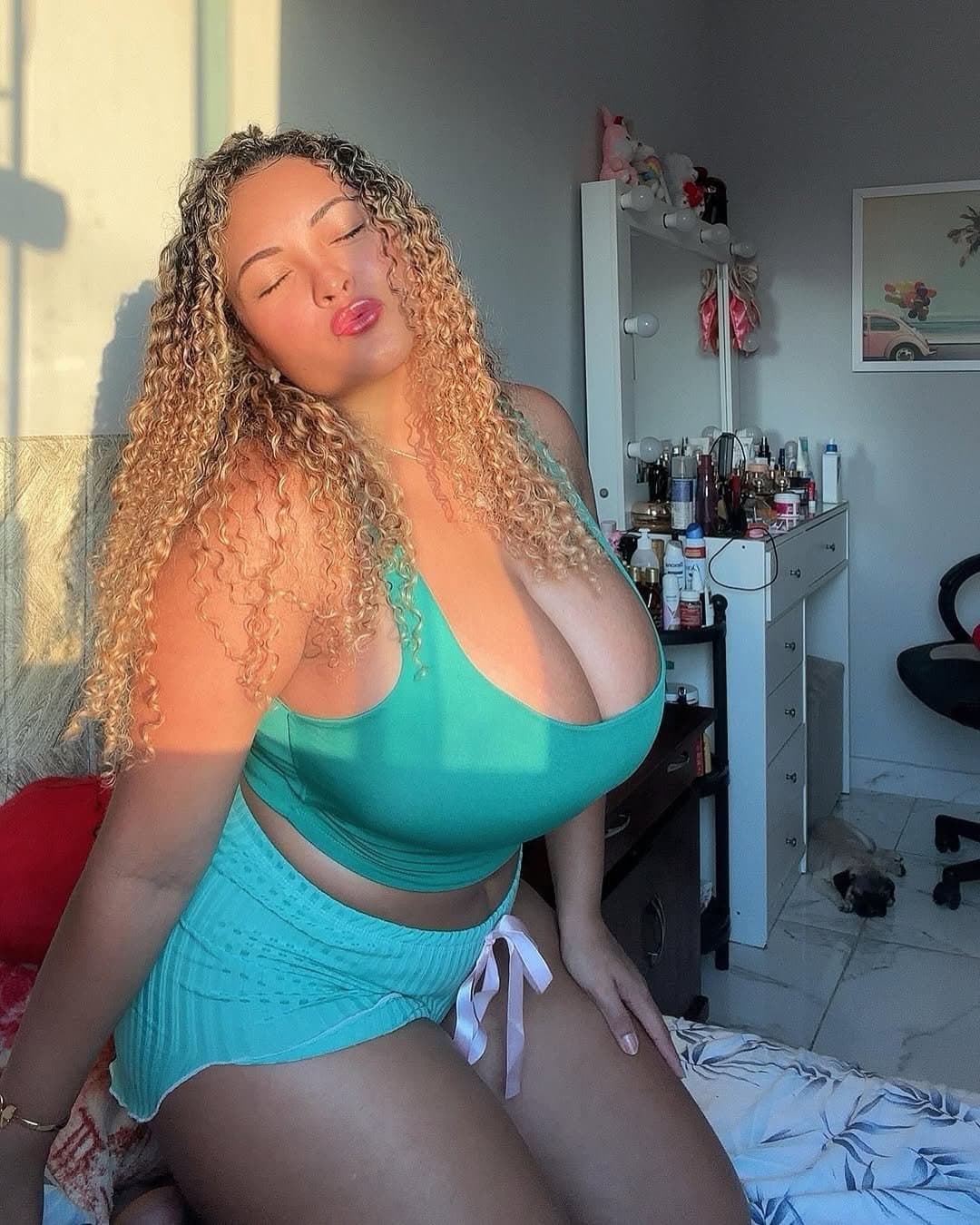 A gostosa TETUDA mais safada que vc verá hoje