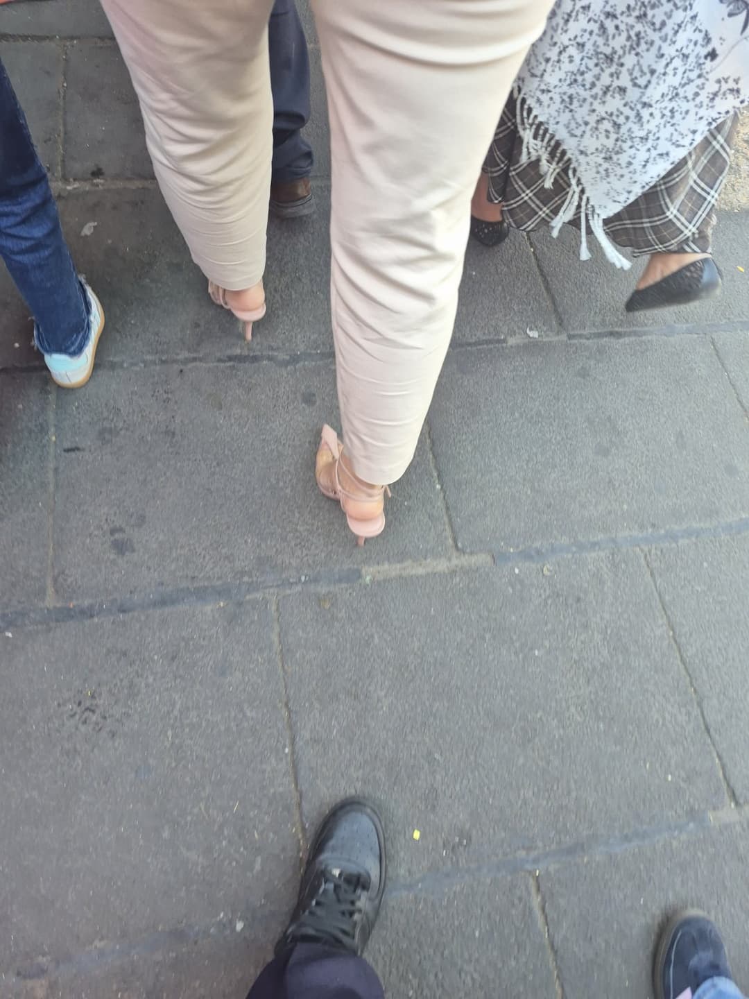 Click to view full size Ricos pies en la calle, strip y de mas