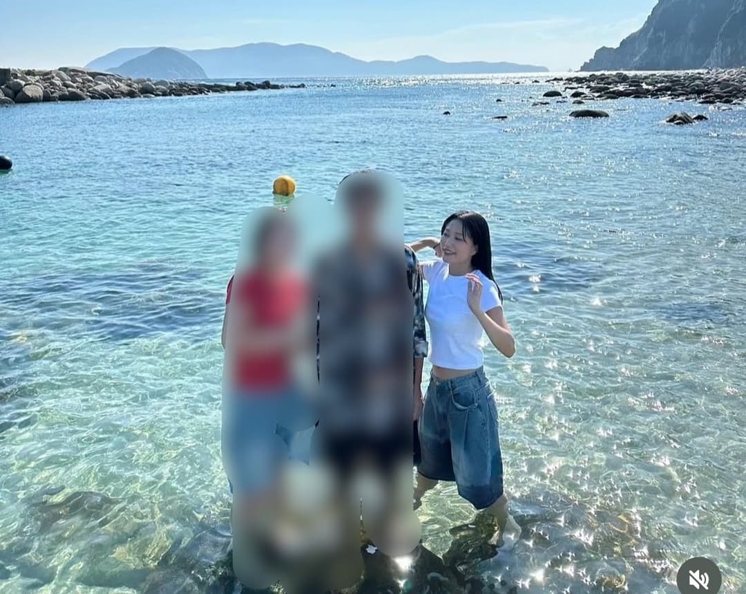 Cute Japanese girl shows Feet in India and loves Indian Men