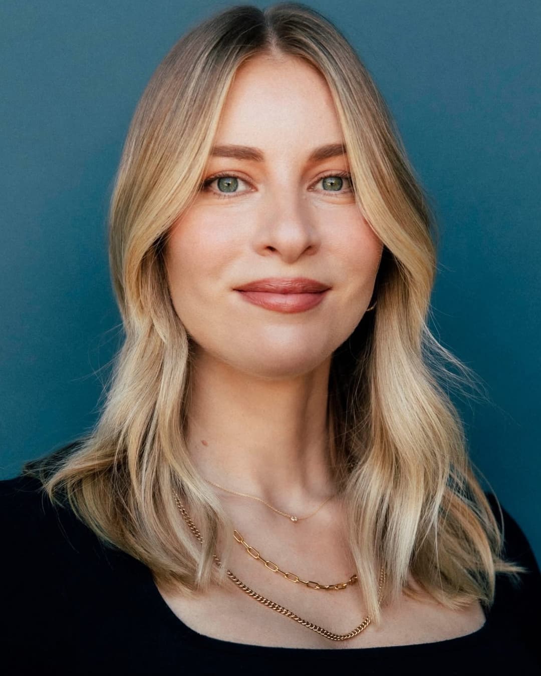 Music promoter lets camera men film multi angles of her masturbating & getting fingered in public