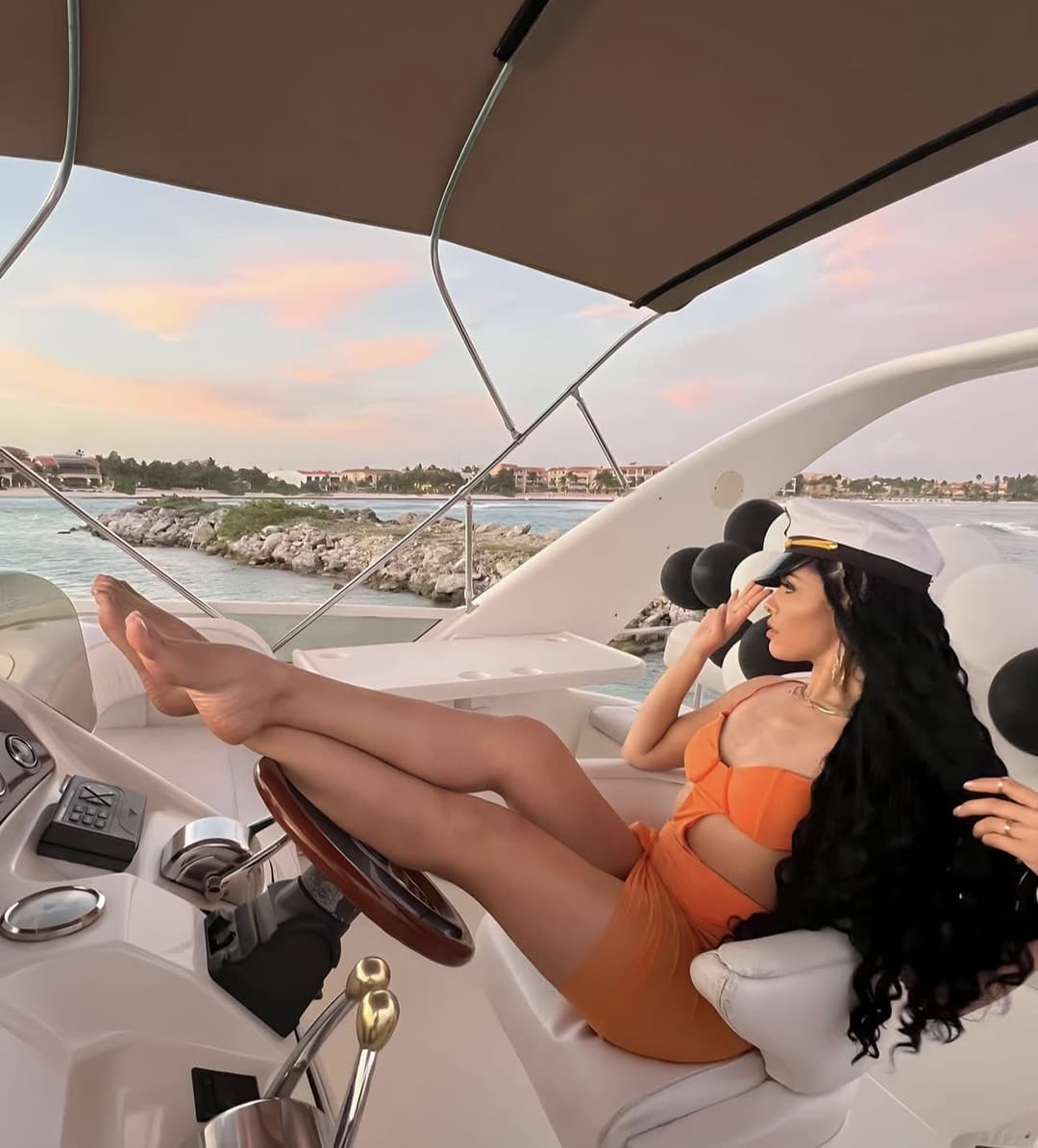 Kimmie Q97 from Fresno 559 ?goonfuel feet, soles, legs, nips, tribs. I love jerking to her ?