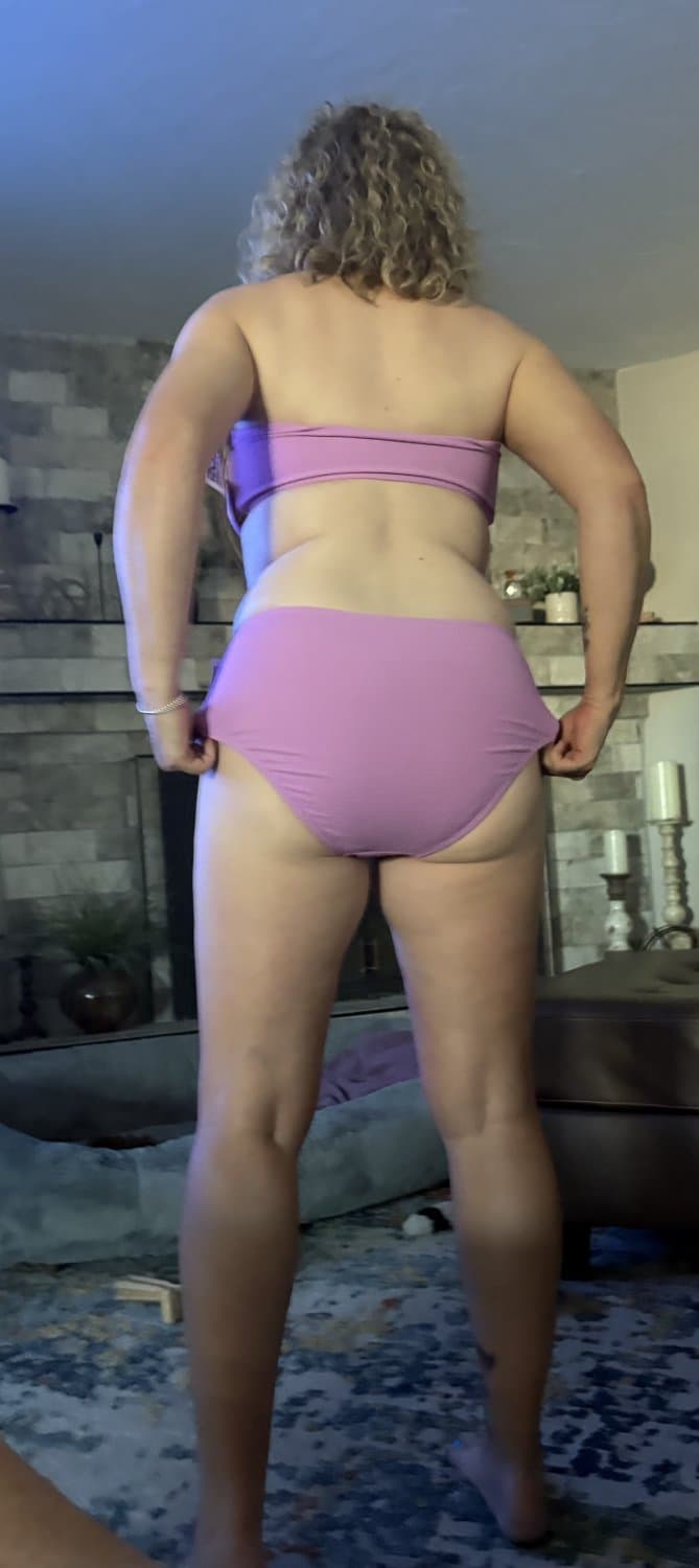 Strangers milf wife naked with sexy tits from USA (dress / undress)